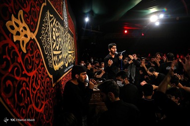 مراسم عزاداری شب اول محرم در هیئت فاطمیون قم با مداحی مهدی سلحشور و محمد جواد احمدی برگزار شد
