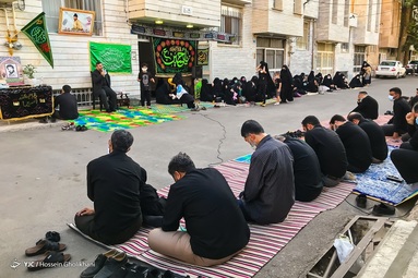 مراسم عزاداری با طرح «هر کوچه شهید، یک حسینیه» در مقابل منزل شهیدرجبعلی قربانی و علی اکبر قاسم زاده - قزوین