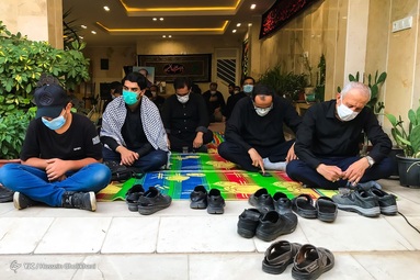 مراسم عزاداری با طرح «هر کوچه شهید، یک حسینیه» در مقابل منزل شهیدرجبعلی قربانی و علی اکبر قاسم زاده - قزوین