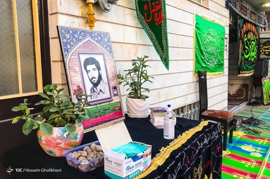 مراسم عزاداری با طرح «هر کوچه شهید، یک حسینیه» در مقابل منزل شهیدرجبعلی قربانی و علی اکبر قاسم زاده - قزوین