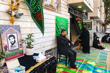 مراسم عزاداری با طرح «هر کوچه شهید، یک حسینیه» در مقابل منزل شهیدرجبعلی قربانی و علی اکبر قاسم زاده - قزوین