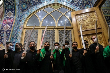 مراسم سنتی «مشق شمشیر» توسط نجفی‌های مقیم قم از حسینیه نجفی ها  تا حرم حضرت فاطمه معصومه(س)