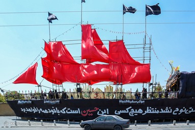 موکب «سفینة النجاة» در ورودی باغ عفیف آباد شیراز پذیرای عزادارن است