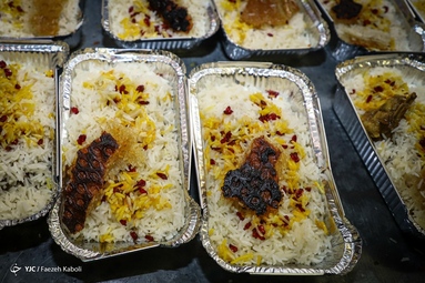 پخت و توزیع ۳ هزار پرس غذا توسط خادمین موکب علی بن موسی الرضا (ع) گلستان در عاشورای حسینی - گرگان