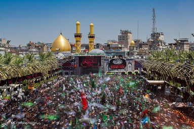 عزاداری دسته طویرج در ظهر عاشورا در بین الحرمین امام حسین (ع) و حرم حضرت عباس (ع) - کربلا معلی