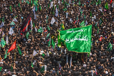 عزاداری دسته طویرج در ظهر عاشورا در بین الحرمین امام حسین (ع) و حرم حضرت عباس (ع) - کربلا معلی