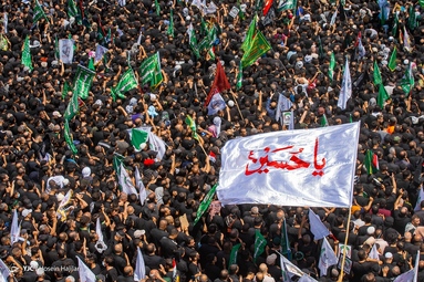 عزاداری دسته طویرج در ظهر عاشورا در بین الحرمین امام حسین (ع) و حرم حضرت عباس (ع) - کربلا معلی