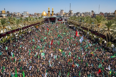 عزاداری دسته طویرج در ظهر عاشورا در بین الحرمین امام حسین (ع) و حرم حضرت عباس (ع) - کربلا معلی