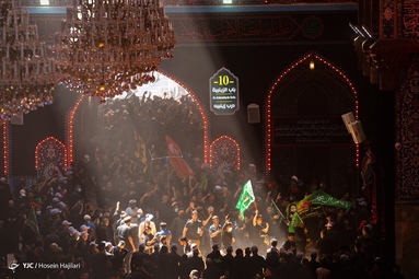 عزاداری دسته طویرج در ظهر عاشورا در بین الحرمین امام حسین (ع) و حرم حضرت عباس (ع) - کربلا معلی