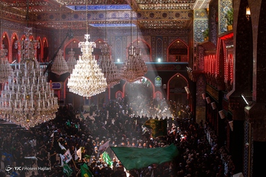عزاداری دسته طویرج در ظهر عاشورا در بین الحرمین امام حسین (ع) و حرم حضرت عباس (ع) - کربلا معلی