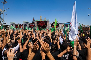 عزاداری دسته طویرج در ظهر عاشورا در بین الحرمین امام حسین (ع) و حرم حضرت عباس (ع) - کربلا معلی