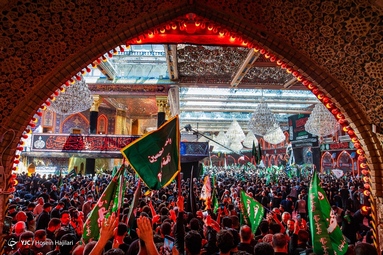 عزاداری دسته طویرج در ظهر عاشورا در بین الحرمین امام حسین (ع) و حرم حضرت عباس (ع) - کربلا معلی