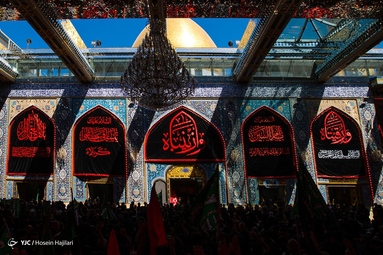 عزاداری دسته طویرج در ظهر عاشورا در بین الحرمین امام حسین (ع) و حرم حضرت عباس (ع) - کربلا معلی