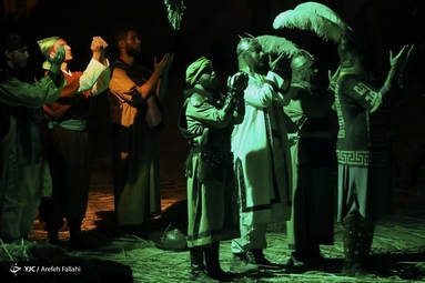 در این گزارش تصویری تعزیه امام حسین (ع) و یاران با وفایش در روز عاشورا را مشاهده می‌کنید.