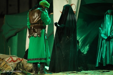 در این گزارش تصویری تعزیه امام حسین (ع) و یاران با وفایش در روز عاشورا را مشاهده می‌کنید.