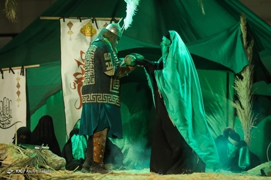 در این گزارش تصویری تعزیه امام حسین (ع) و یاران با وفایش در روز عاشورا را مشاهده می‌کنید.
