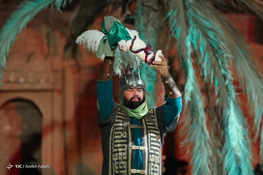 در این گزارش تصویری تعزیه امام حسین (ع) و یاران با وفایش در روز عاشورا را مشاهده می‌کنید.