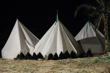 در این گزارش تصویری تعزیه امام حسین (ع) و یاران با وفایش در روز عاشورا را مشاهده می‌کنید.