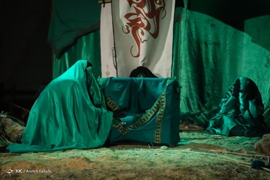 در این گزارش تصویری تعزیه امام حسین (ع) و یاران با وفایش در روز عاشورا را مشاهده می‌کنید.
