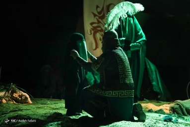 در این گزارش تصویری تعزیه امام حسین (ع) و یاران با وفایش در روز عاشورا را مشاهده می‌کنید.