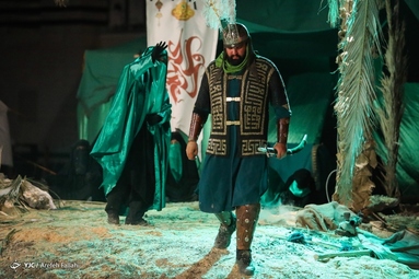 در این گزارش تصویری تعزیه امام حسین (ع) و یاران با وفایش در روز عاشورا را مشاهده می‌کنید.