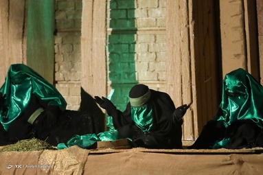 در این گزارش تصویری تعزیه امام حسین (ع) و یاران با وفایش در روز عاشورا را مشاهده می‌کنید.