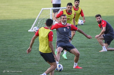 تمرین بازیکنان تیم فوتبال پرسپولیس زیر نظر مربیان خود