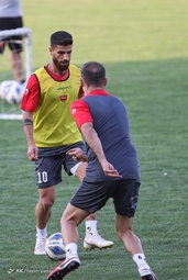 تمرین بازیکنان تیم فوتبال پرسپولیس زیر نظر مربیان خود