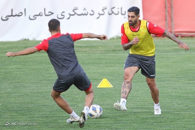 تمرین بازیکنان تیم فوتبال پرسپولیس زیر نظر مربیان خود