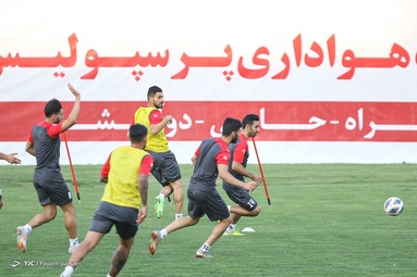 تمرین بازیکنان تیم فوتبال پرسپولیس زیر نظر مربیان خود