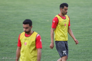 تمرین بازیکنان تیم فوتبال پرسپولیس زیر نظر مربیان خود