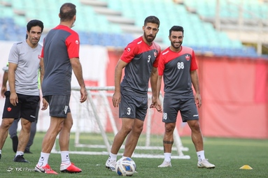 تمرین بازیکنان تیم فوتبال پرسپولیس زیر نظر مربیان خود