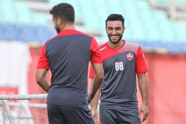 تمرین بازیکنان تیم فوتبال پرسپولیس زیر نظر مربیان خود