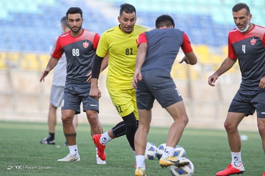 تمرین بازیکنان تیم فوتبال پرسپولیس زیر نظر مربیان خود