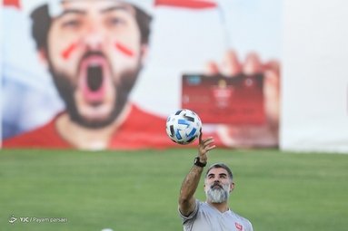 تمرین بازیکنان تیم فوتبال پرسپولیس زیر نظر مربیان خود