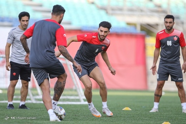تمرین بازیکنان تیم فوتبال پرسپولیس زیر نظر مربیان خود