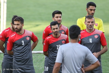 تمرین بازیکنان تیم فوتبال پرسپولیس زیر نظر مربیان خود