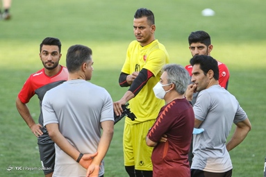 تمرین بازیکنان تیم فوتبال پرسپولیس زیر نظر مربیان خود