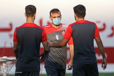 تمرین بازیکنان تیم فوتبال پرسپولیس زیر نظر مربیان خود