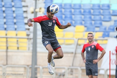 تمرین بازیکنان تیم فوتبال پرسپولیس زیر نظر مربیان خود