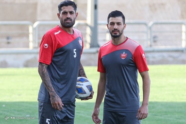 تمرین بازیکنان تیم فوتبال پرسپولیس زیر نظر مربیان خود