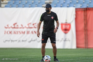 تمرین بازیکنان تیم فوتبال پرسپولیس زیر نظر مربیان خود