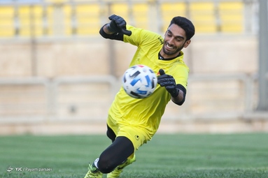 تمرین بازیکنان تیم فوتبال پرسپولیس زیر نظر مربیان خود