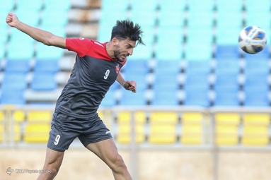 تمرین بازیکنان تیم فوتبال پرسپولیس زیر نظر مربیان خود