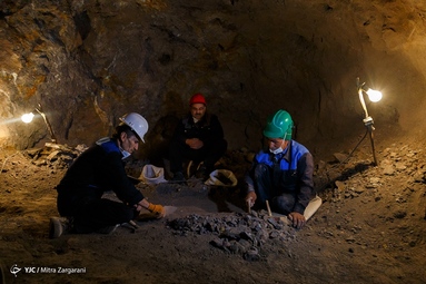 از سنگ معدنی فیروزه در زیور آلات مانند گردنبند ، گوشواره، انگشتر،دستبند و همچنین در تابلو های نفیس معرق استفاده می شود - نیشابور