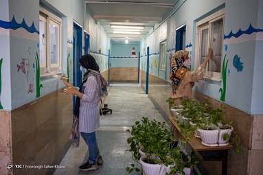 کودکان فرشته اند یکی از تیم‌های داوطلبی است که در جهت بازسازی و زیباسازی مدارس مراکز نگهداری کودکان کار، بیمارستان ها فعالیت می‌کنند.