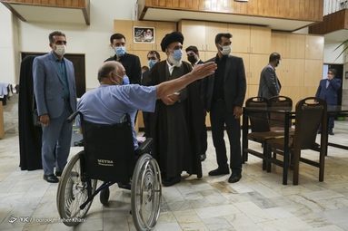 بازدید رئیس بنیاد شهید و امور ایثارگران از مرکز توانبخشی ثارالله