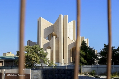 مقبره الشعرا در گیرودار تعمیر