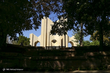 مقبره الشعرا در گیرودار تعمیر
