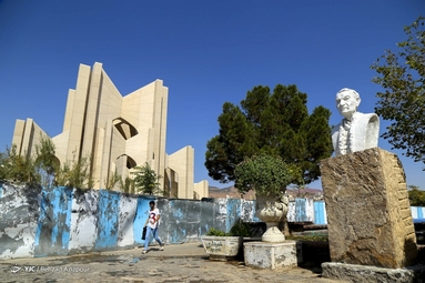 مقبره الشعرا در گیرودار تعمیر